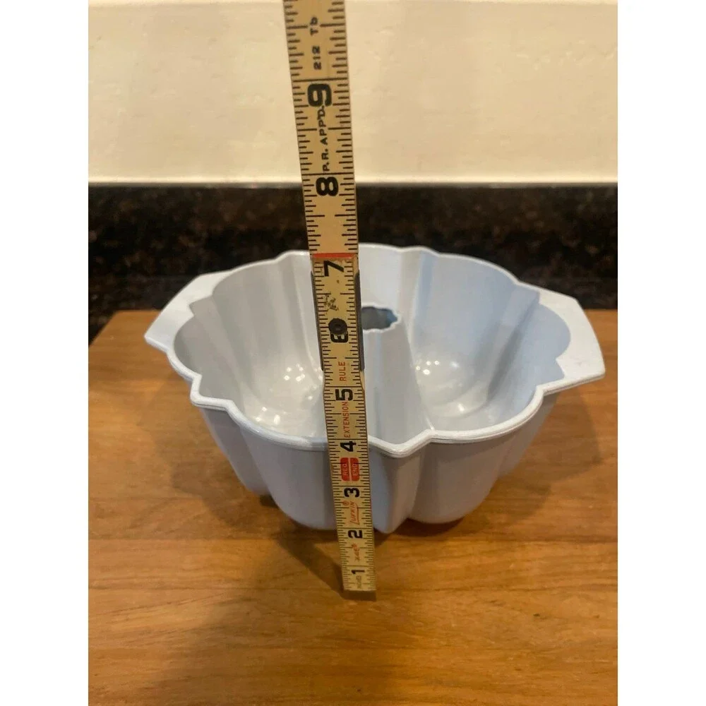 Nordic Ware microwave safe 9Cup Bundt cake pan